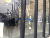 Encapuchados atacan con martillos y pintura el Mobile World Centre en BCN 