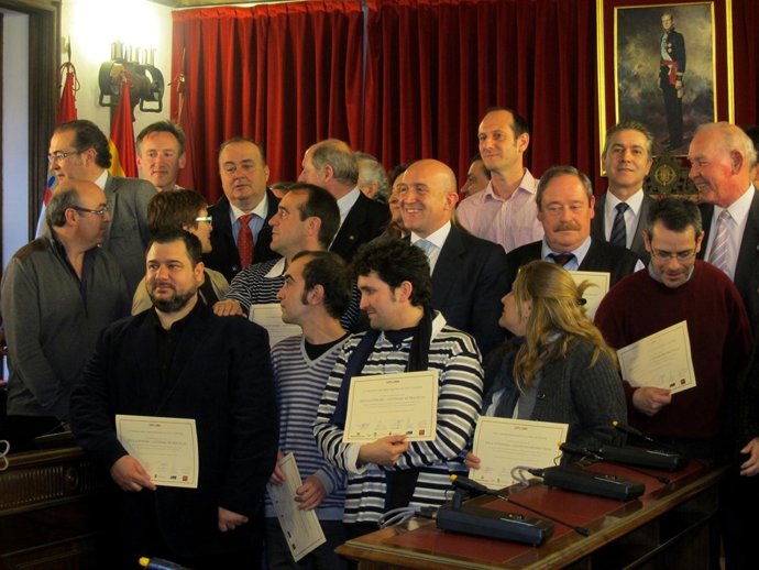 Carnero posa con los alumnos del curso 'Beca autónomo'