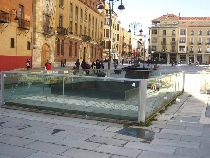 Estado actual del acceso a la cripta arqueológica de Puerta Obispo