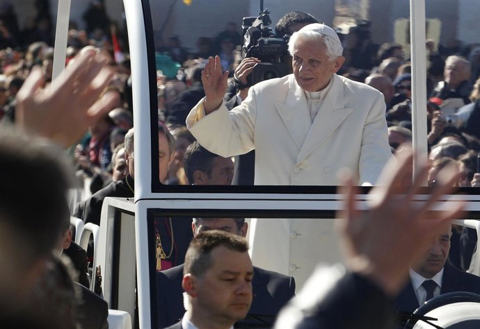 Papa Benedicto XVI, en su última audiencia en la Plaza de San Pedro
