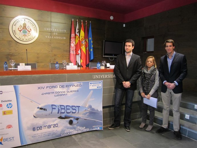 La directora del Área de Estudiantes, María José Castro, con los organizadores