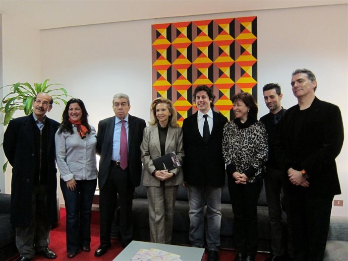 Beneyto y Almazán junto a los intérpretes y responsables de la obra