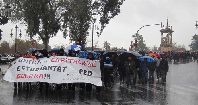 Manifestación estudiantil bajo la lluvia