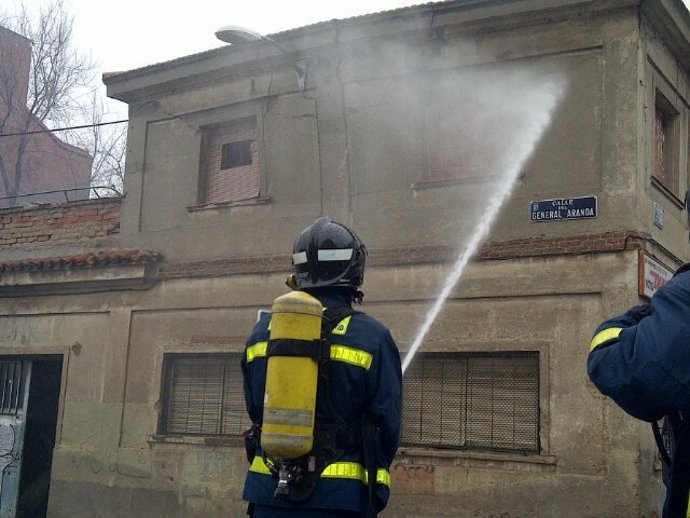 Bomberos apagando el fuego