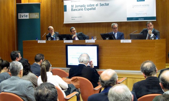 Economistas intervienen en la jornada del IVIE sobre el sector financiero.