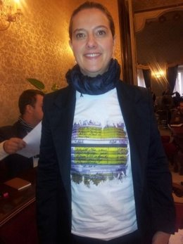 Elena Martín luce una camiseta con las facturas de Bárcenas