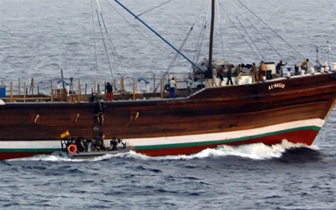 Militares españoles abordan un barco sospechoso de piratería