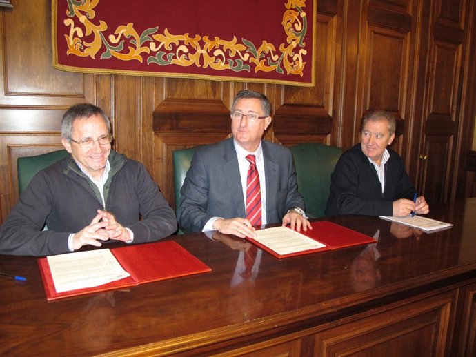 Firma del convenio del Ayuntamiento de Teruel y Cáritas