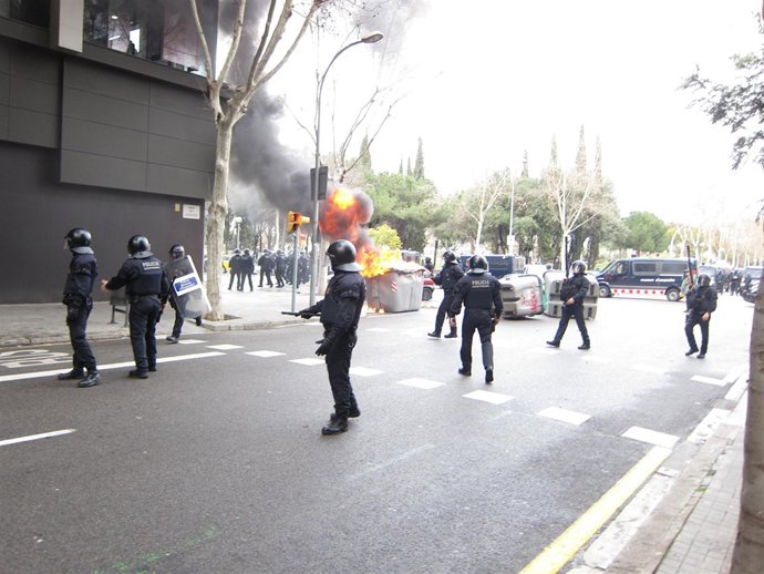 Altercados al final de la manifestación universitaria
