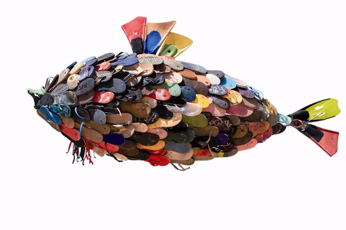 Escultura 'Flip Flop Fish', hecha con plásticos encontrados en el mar.