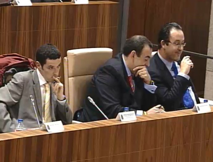 El alcalde (der.), en la bancada del PP, junto a Juan Manuel Álamo