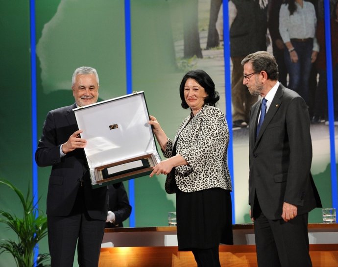 Dolores García Caparrós recoge el galardón a título póstumo de su hermano 