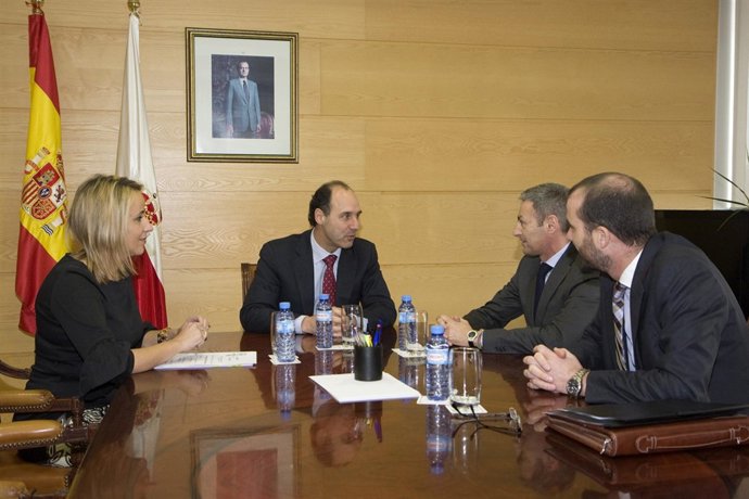 Diego y Martínez con los responsables del Grupo Consorcio