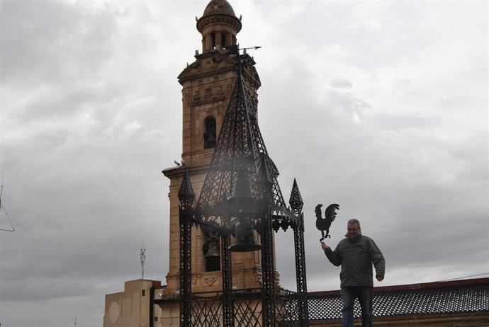 Elemento de una veleta derribado por el viento en Novelda