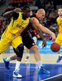 El Caja Laboral se aleja de los 'play-offs' tras una agónica derrota