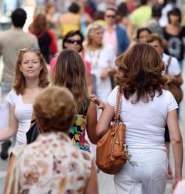 Gente comprando en calles de Andalucía