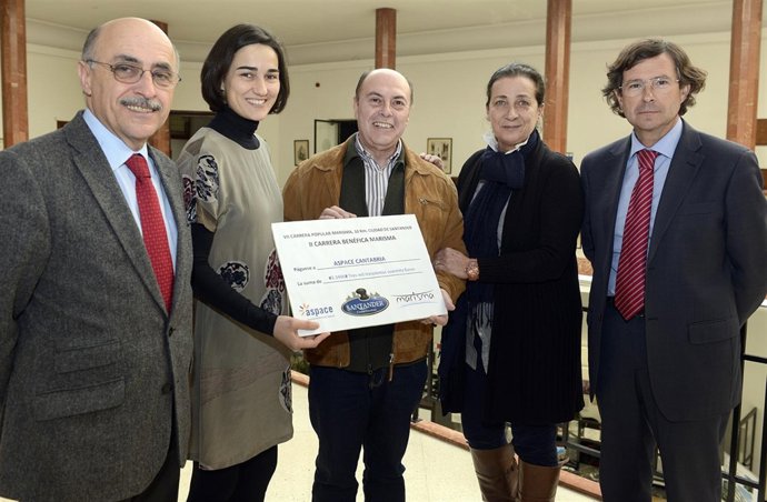 Entrega del cheque a Aspace