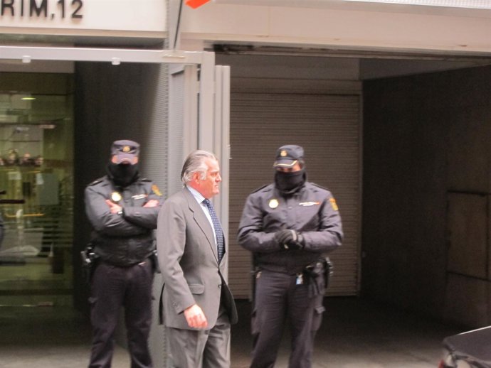 Luis Bárcenas sale de la Audiencia Nacional tras entregar su pasaporte.