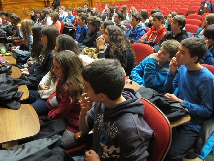 Alumnos de la escuela Maristes asisten a una conferencia sobre ciberacoso (Icab)