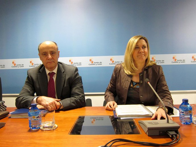 Pilar del Olmo (d) presenta la contabilidad regional de 2012