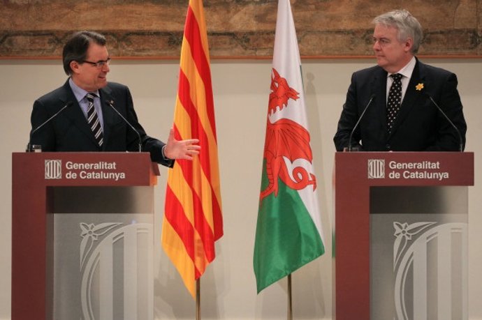 A.Mas y el primer ministro galés C.Jones