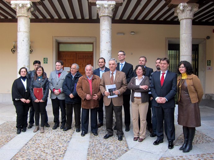 Los alcaldes posan en la Diputación de Valladolid tras la firma del convenio