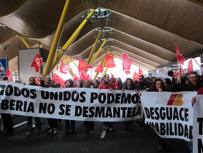Trabajadores de Iberia protestan en la T4