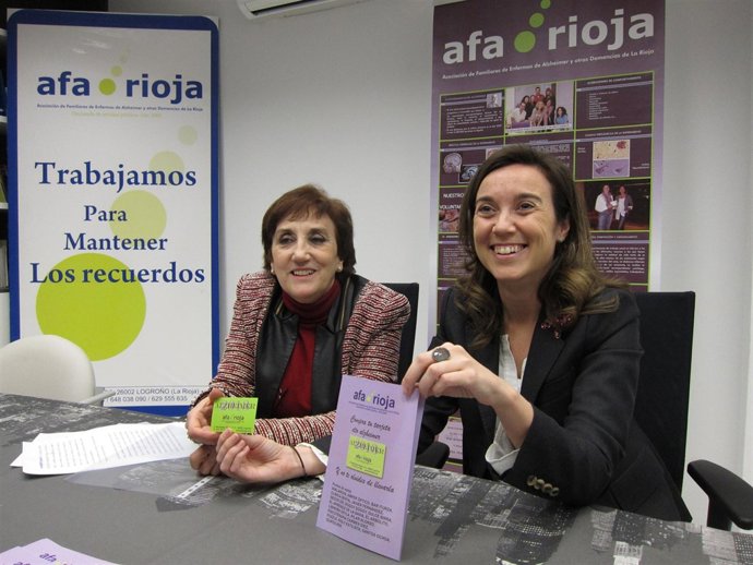 Gamarra y Ayensa muestran la tarjeta y el folleto con los comercios adheridos