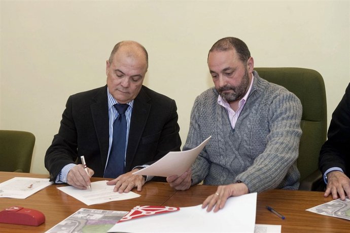 El consejero Luis Zarraluqui y el alcalde de Andosilla, José Manuel Terés.