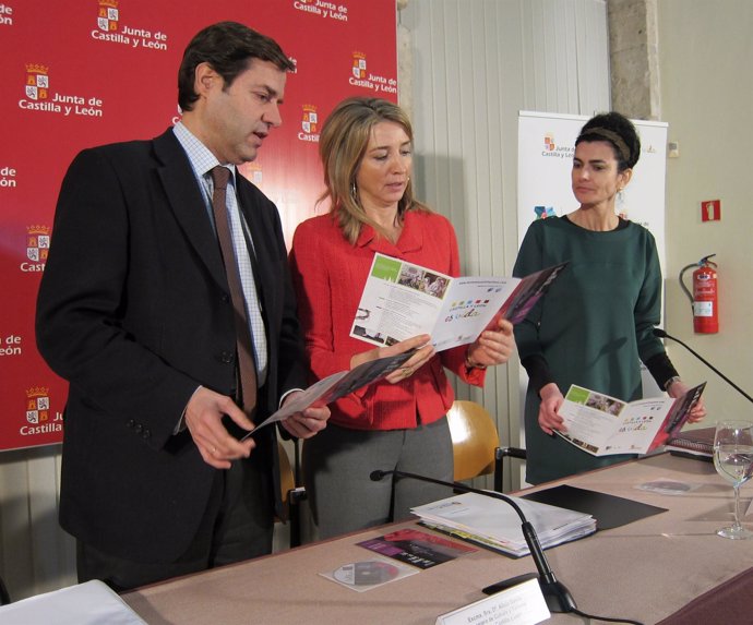 Javier Ramírez, Alicia García y Cristina Mateo contemplan un folleto