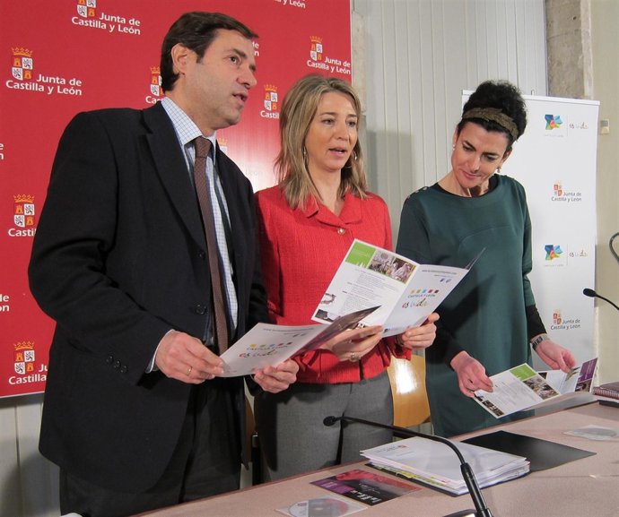 García, en el centro, junto a Javier Ramírez y Cristina Mateo