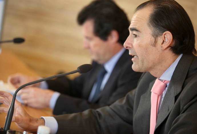 Manuel Llombart junto a José Císcar en la rueda de prensa posterior al pleno 