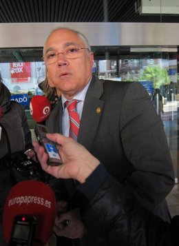 Juan Juliá Atiende A Los Medios De Comunicación.