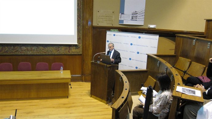 Valentín Fuster, en un instante de su exposición en la Jiménez Díaz