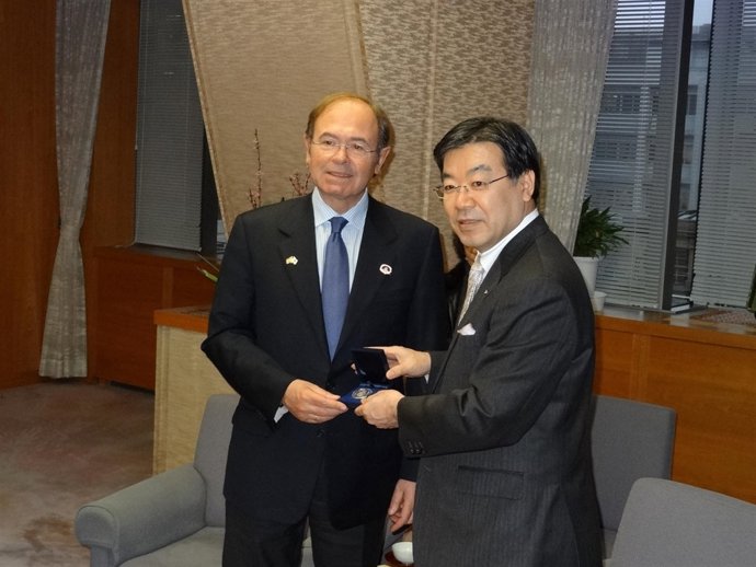 El presidente del Senado, Pío García-Escudero, con el gobernador de Kioto