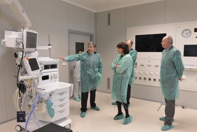Vera visita uno de los nuevos quirófanos de Ubarmin.