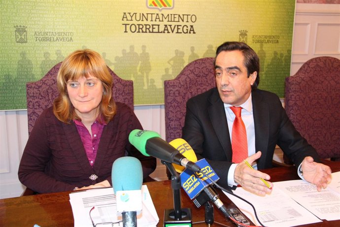 El alcalde y la concejala de Hacienda presentan el presupuesto de 2013