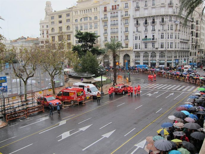 Público congregado bajo la lluvia para la primera mascletà Fallas 2013