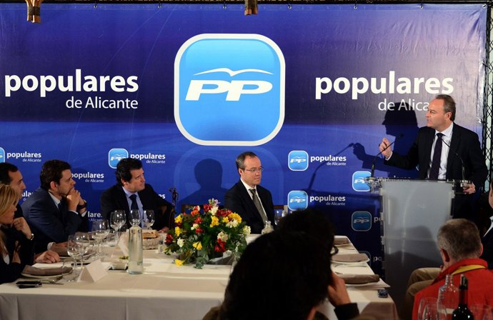 Alberto Fabra (derecha) en la reunión comarcal de la Marina Alta