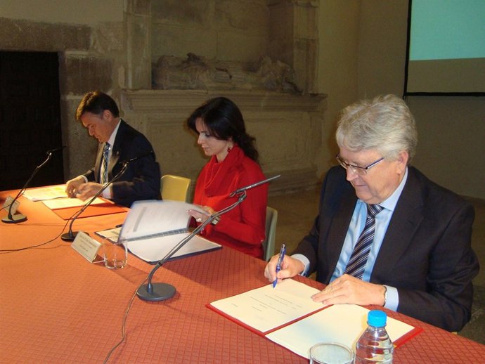 Firma del convenio en el Esteban Vicente