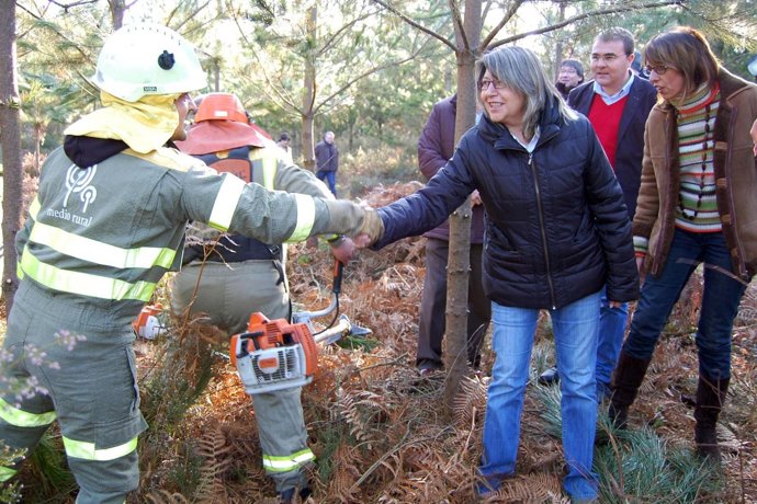 VISITA DE LA CONSELLEIRA DE MEDIO RURAL E DO MAR, ROSA QUINTANA, A UNA BRIGADA C