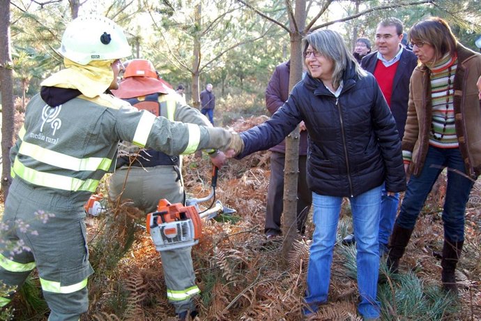 VISITA DE LA CONSELLEIRA DE MEDIO RURAL E DO MAR, ROSA QUINTANA, A UNA BRIGADA C