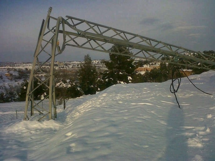 Línea de media tensión en Fuentespalda (Teruel)