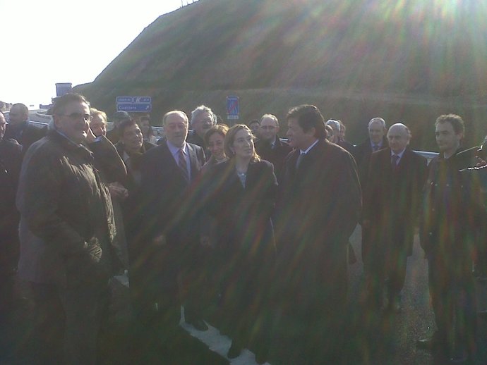 Pastor (en el centro) conversa con el presidente del Principado, en la visita.