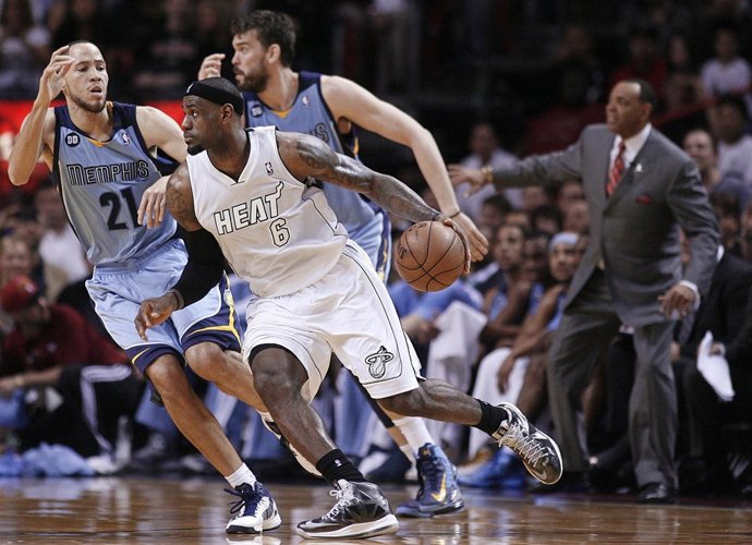 LeBron James, ante Memphis Grizzlies