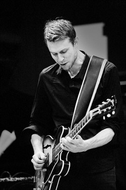 El guitarrista Mikkel Ploug.