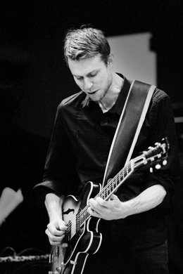 El guitarrista Mikkel Ploug.