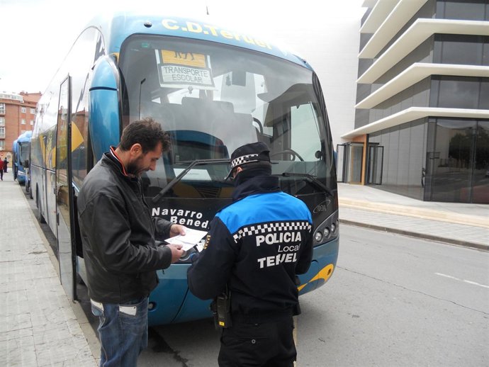 Inspección de vehículos de transporte escolar en Teruel