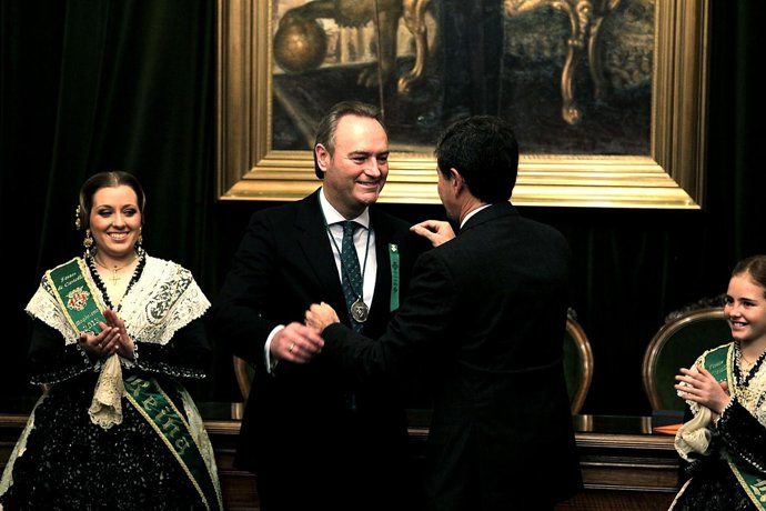 Alberto Fabra recibe la Medalla de les Festes