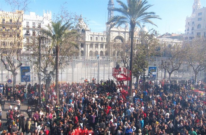 El público acude a felicitar al pirotécnico tras el disparo de la 'mascletà'